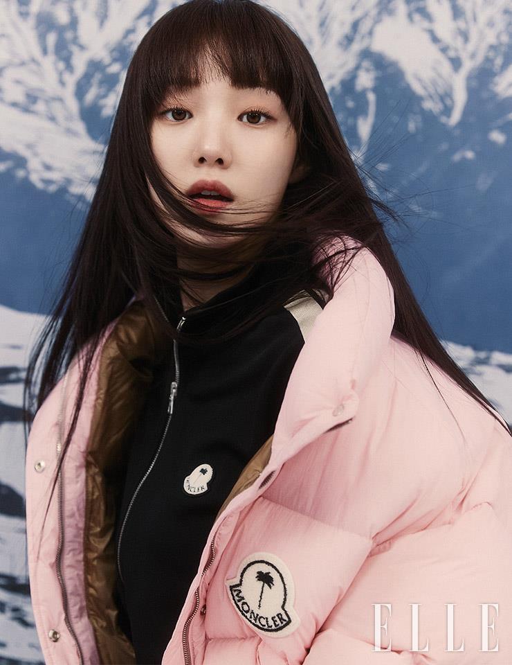 트랙 재킷과 핑크 패딩 점퍼는 모두 8 Moncler Palm Angels.