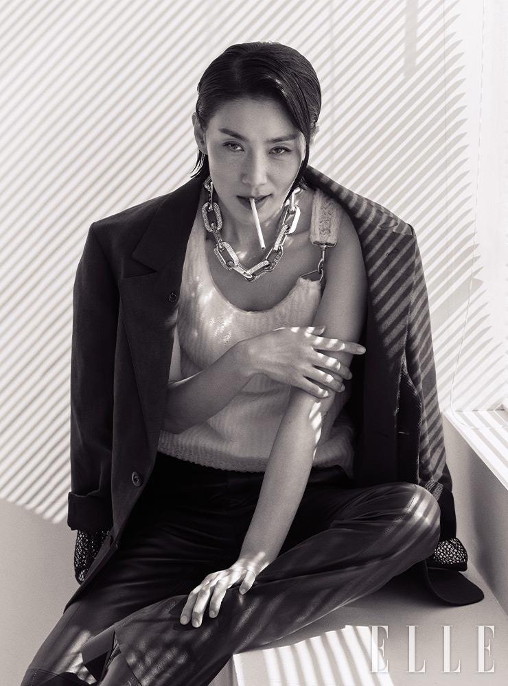 메시 소재를 더한 블랙 재킷과 화이트 슬리브리스 톱, 레더 팬츠는 모두 Louis Vuitton. 부츠는 스타일리스트 소장품. 