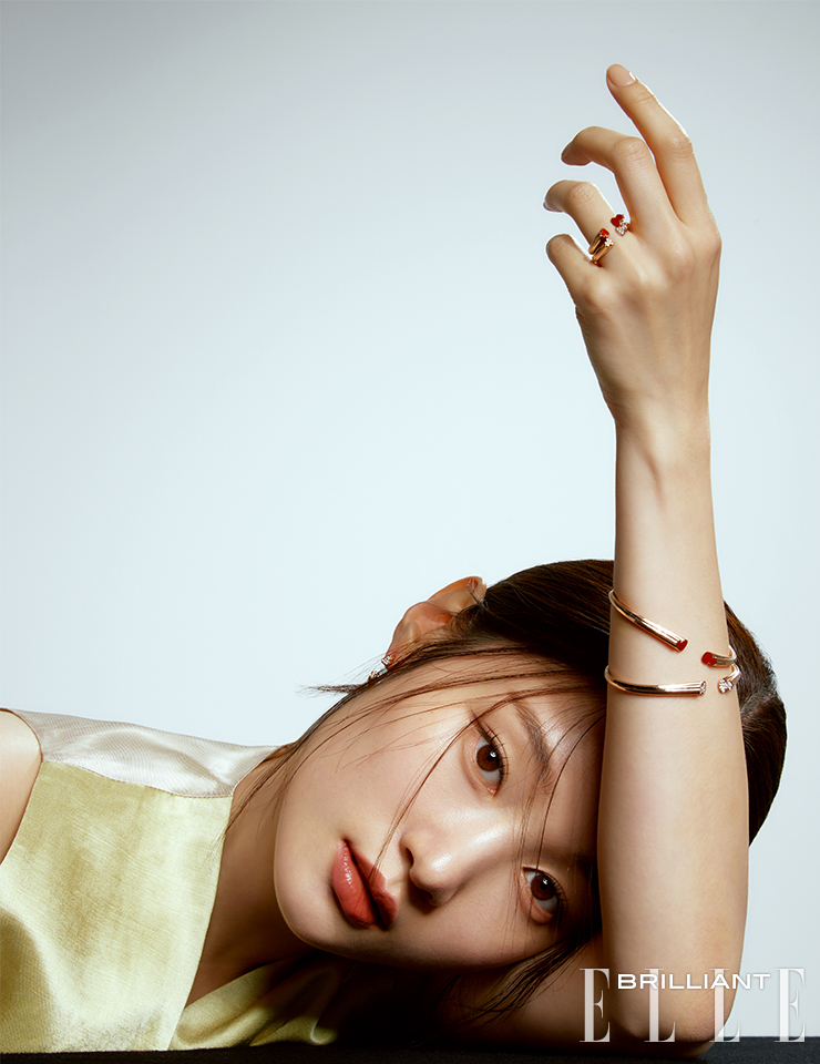 다이아몬드를 세팅한 ‘울루 에코’ 이어링, 왼팔 위부터 붉은 하이세람을 세팅한 ‘울루 에코’ 링, 다이아몬드를 세팅한 ‘울루 에코’ 링, 붉은 하이세람을 세팅한 ‘울루 에코’ 뱅글, 다이아몬드를 세팅한 ‘울루 에코’ 뱅글은 모두 QEELIN. 베스트는 SANDRO.