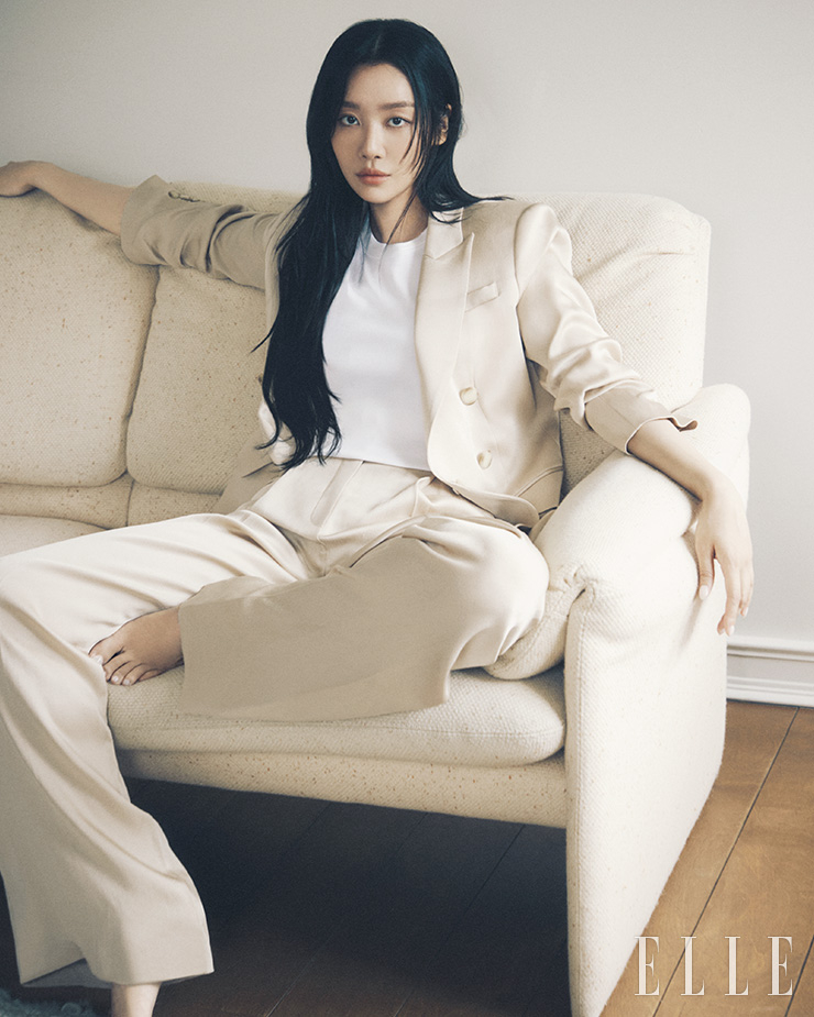 글로시한 새틴 재킷과 팬츠, 화이트 탱크톱은 모두 Veronica Beard.