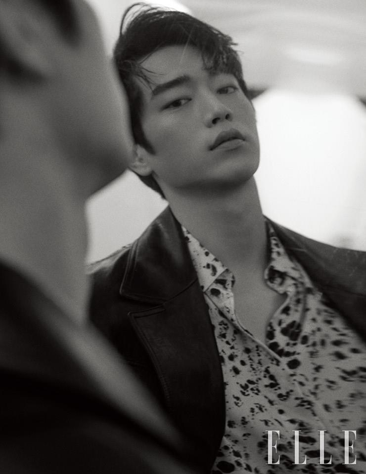 번진 듯한 프린트가 가미된 셔츠는 Saint Laurent by Anthony Vaccarello by Mue. 레더 재킷은 Andersson Bell.