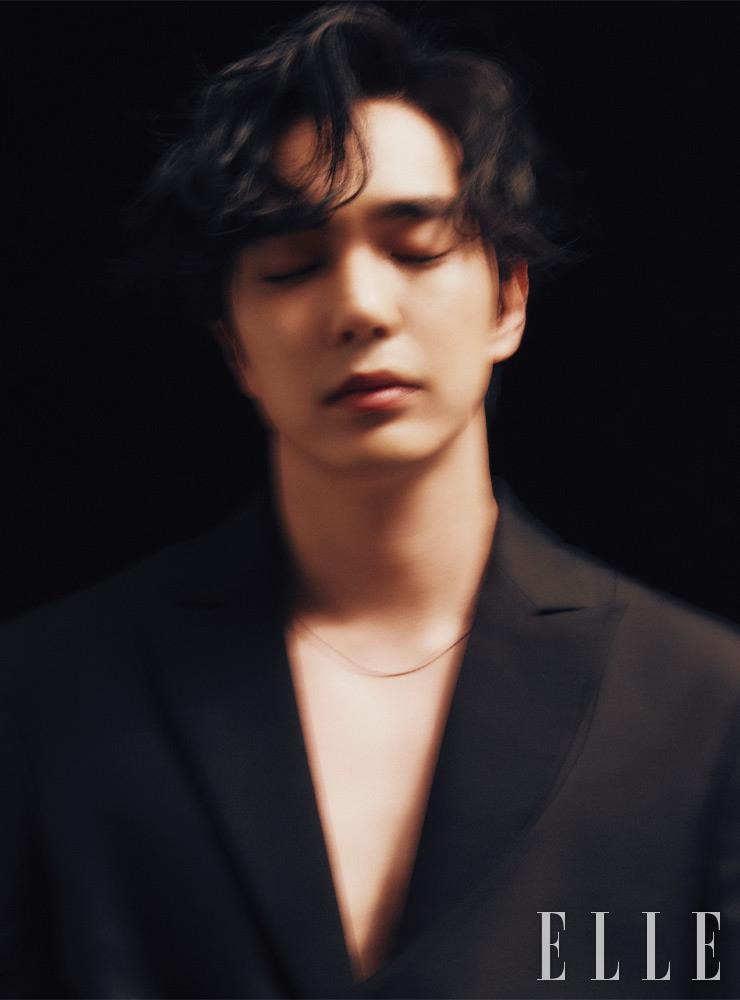 블랙 재킷은 Alyx. 네크리스는 Xte.