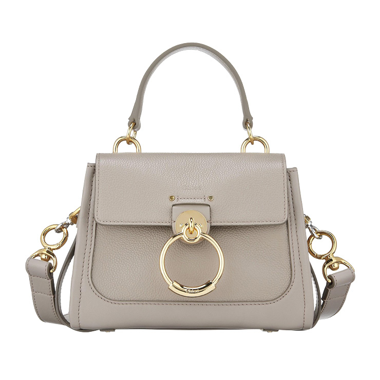 둥근 고리형 잠금장치가 특징인 숄더 스트랩 백은 2백3만원, Chloé.