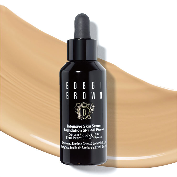 인텐시브 스킨 세럼 파운데이션 SPF 40/PA⁺⁺⁺, 8만5천원대, Bobbi Brown. 보기 좋은 윤기와 지저분해 보이는 ‘개기름’은 한 끗 차이! 가벼운 피그먼트와 농축된 세럼 성분이 산뜻하고 자연스러우면서도 우아한 글로를 오랫동안 유지해 준다. 