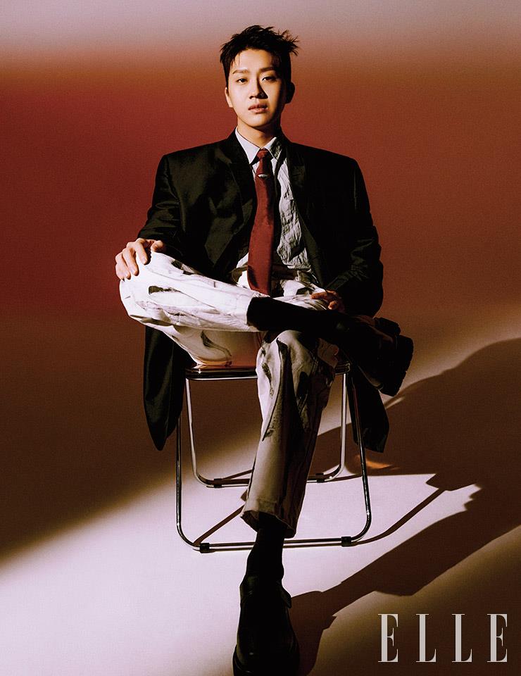 블랙 재킷은 Rick Ownes. 블루 셔츠는 anoutfit. 레드 타이는 Prada. 드로잉 패턴이 새겨진 화이트 팬츠는 The Museum Visitor. 메리 제인 슈즈는 La Mer Ma Maison.