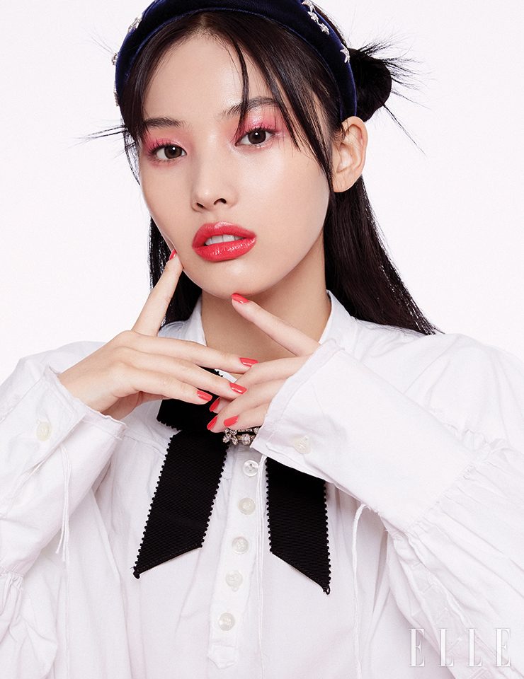 헤어밴드와 리본 브로치는 모두 Roger Vivier. 화이트 셔츠는 스타일리스트 소장품.