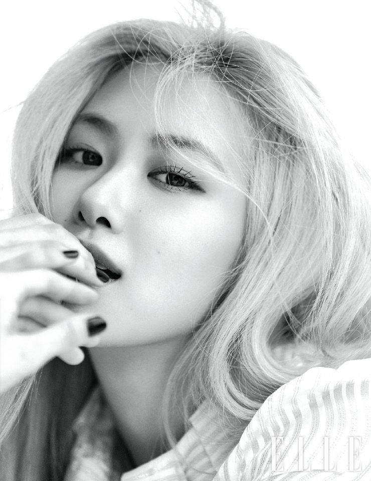 스트라이프 패턴의 블라우스는 Saint Laurent by Anthony Vaccarello.