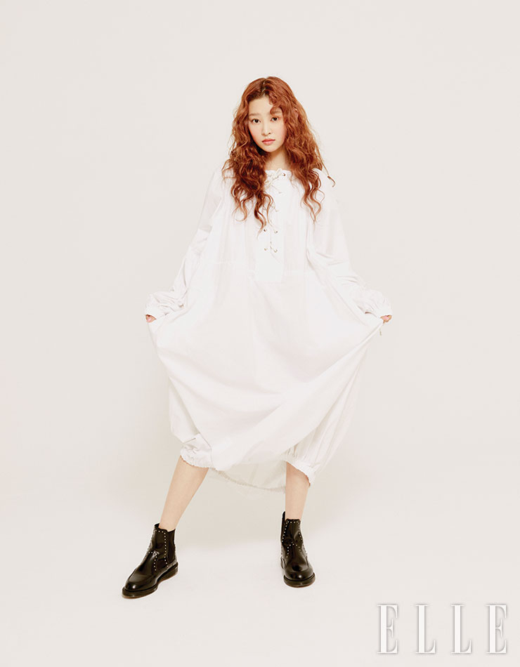 화이트 롱 드레스는 EENK. 앵클 부츠는 Dr. Martens.