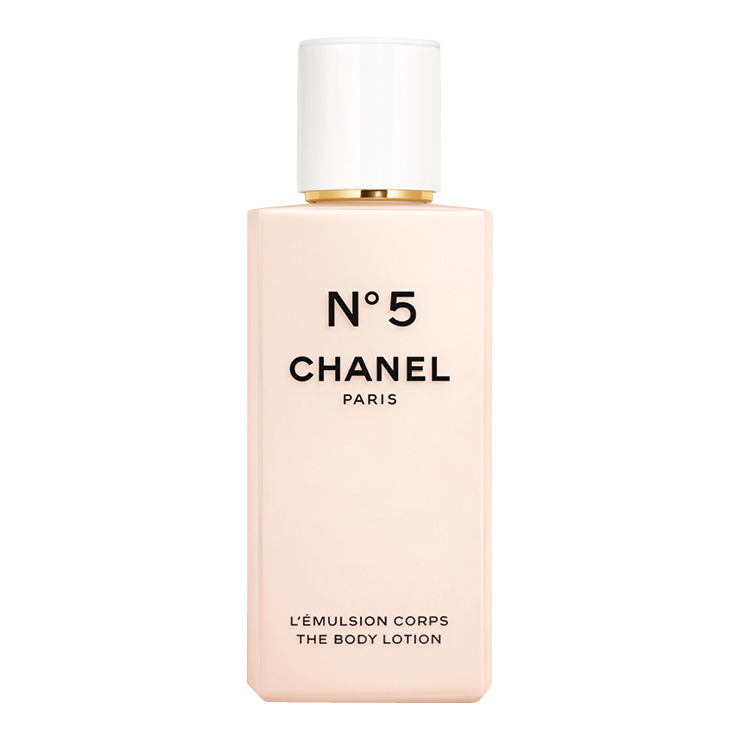 홀리데이 컬렉션으로 출시된 바디 로션, 8만4천원, Chanel.