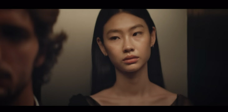 뉴진스 <쿨 위드 유> 정호연 장면