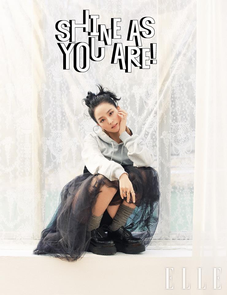 옐로와 화이트, 핑크골드가 조화로운 트리니티 드 까르띠에 이어링과 왼손 약지의 화이트골드에 다이아몬드가 세팅된 트리니티 드 까르띠에 링, 오른손 검지의 다이아몬드 전체 세팅 트리니티 드 까르띠에 링, 중지의 옐로골드 저스트 앵 끌루 링, 약지의 화이트 골드 저스트 앵 끌루 더블 링은 모두 Cartier. 그레이 후디드 티셔츠와 코르셋은 모두 Bonbom. 블랙 샤 스커트는 Repetto. 삭스와 플랫폼 슈즈는 모두 스타일리스트 소장품.