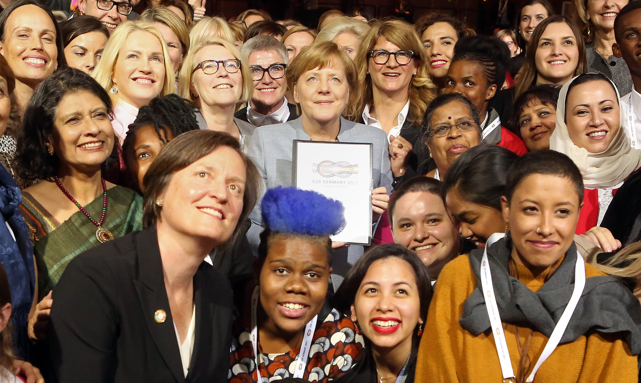  2017년 W20 컨퍼런스에서 여성들과 함께 한 모습. 