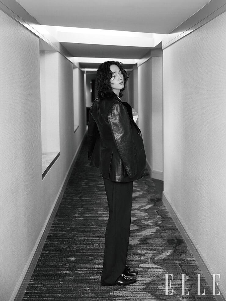 레더 재킷은 Noir Larmes. 화이트 타이 셔츠는 Lord and Taylor. 팬츠는 스타일리스트 소장품. 태슬 장식의 로퍼는 Christian Louboutin.