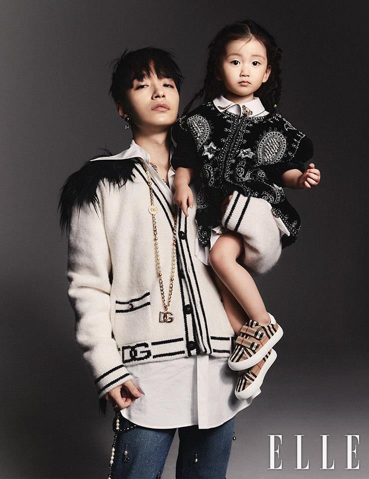 사이먼 도미닉이 착용한 재킷과 팬츠, 네크리스와 이어링은 모두 Dolce & Gabbana. 셔츠는 alentino. 조카 채온이 입은 드레스는 Burberry. 재킷은 에디터 소장품.