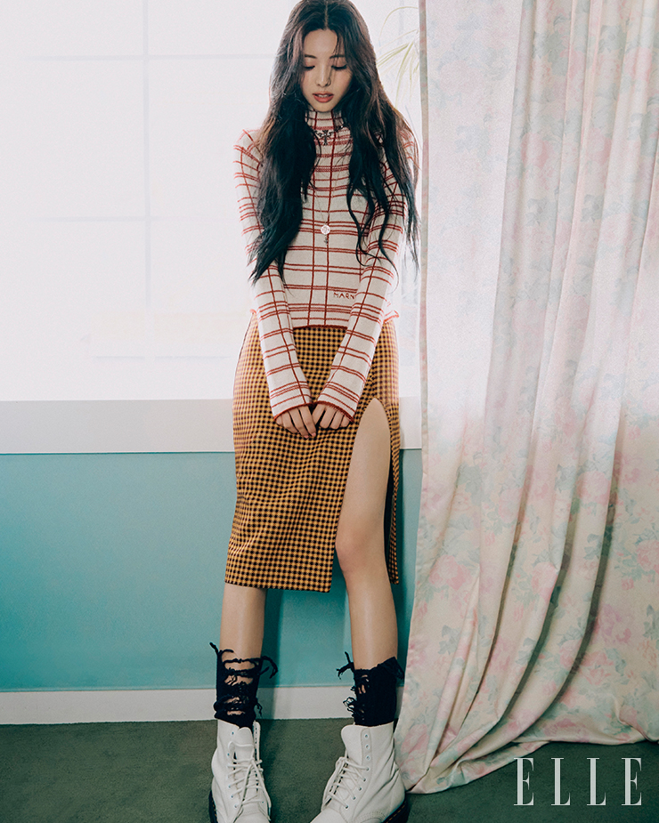 스트라이프 패턴의 풀오버와 펜슬 스커트는 모두 Marni. 목걸이는 Chrome Hearts. 부츠는 Dr. Martens. 삭스는 스타일리스트 소장품.
