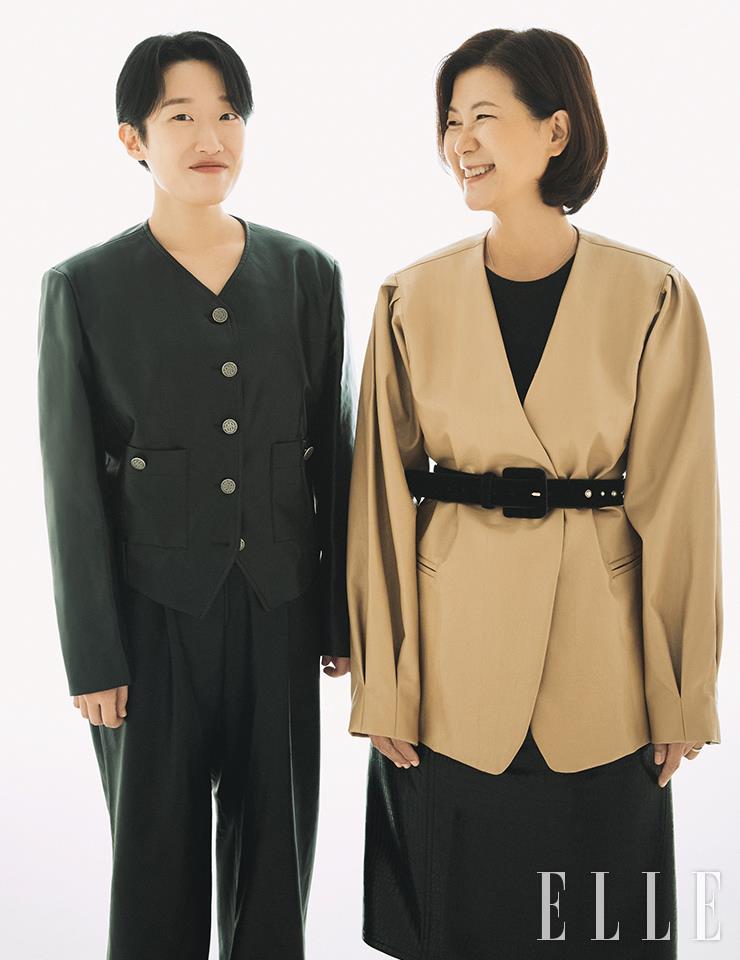 이두루가 입은 재킷은 Maisonmarais. 팬츠는 H&M. 권인숙이 입은 재킷과 와이드 벨트, 이너 셔츠는 모두 스타일리스트 소장품. 랩스커트는 H&M.