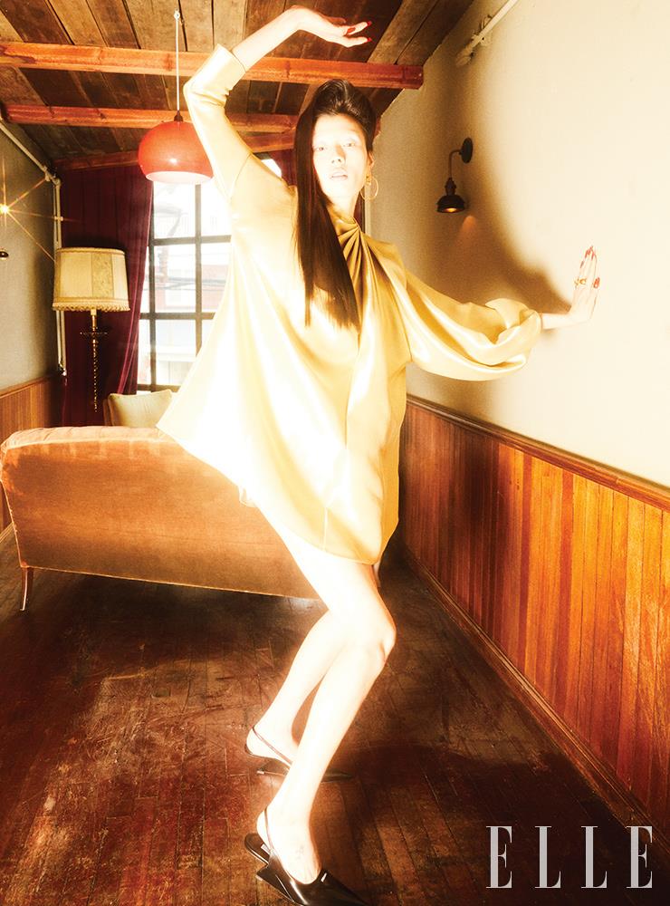 은은한 광택의 골드 드레스는 4백만원대, 투명한 라운드 장식의 이어링은 가격 미정, 모두 Fendi. 구조적인 힐의 슬링백은 가격 미정, Prada. 나비 모양의 골드 링은 가격 미정, Dior. 볼드한 골드 링은 가격 미정, Balenciaga.