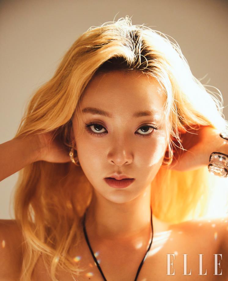 탱크 탑 드레스는 Songe Creux. 링과 브레이슬렛은 모두 Swarovski By Karla Otto. 이어링은 Vasey.