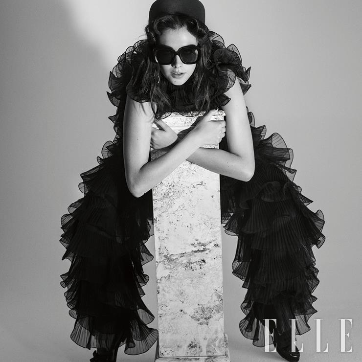 풍성한 볼륨감의 러플 톱은 1090파운드, 팬츠는 2470파운드, 모두 Alberta Ferretti. 블랙 로퍼는 853파운드, Giambattista Valli. 펠트 햇은 585파운드, Emily London. 선글라스는 283파운드, Oliver Peoples. 이어링은 405파운드, Alessandra Rich.