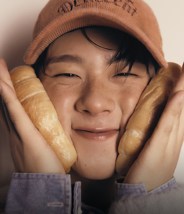 니트는 Ami. 데님 셔츠는 스타일리스트 소장품. 캡은 Deliccent.