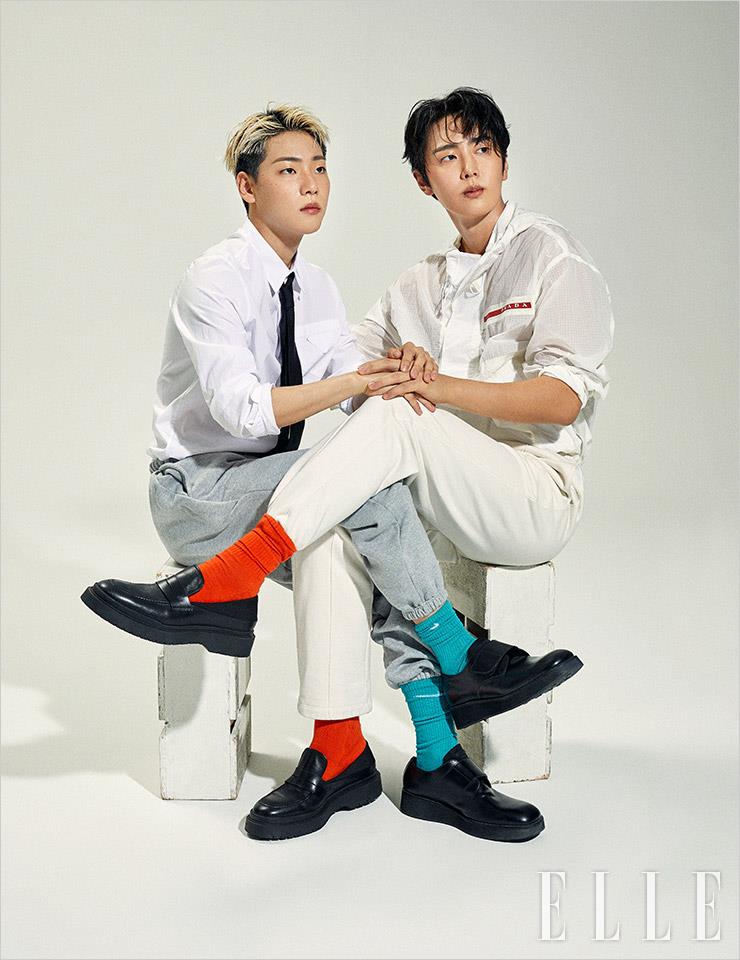 이션이 입은 화이트 셔츠, 블랙 타이, 슈즈는 모두 Prada. 스웨트 팬츠는 GmbH. 컬러 양말은 스타일리스트 소장품. 재윤이 입은 화이트 아노락 재킷, 스웨트 팬츠 모두 Prada. 컬러 양말과 로퍼는 모두 스타일리스트 소장품.