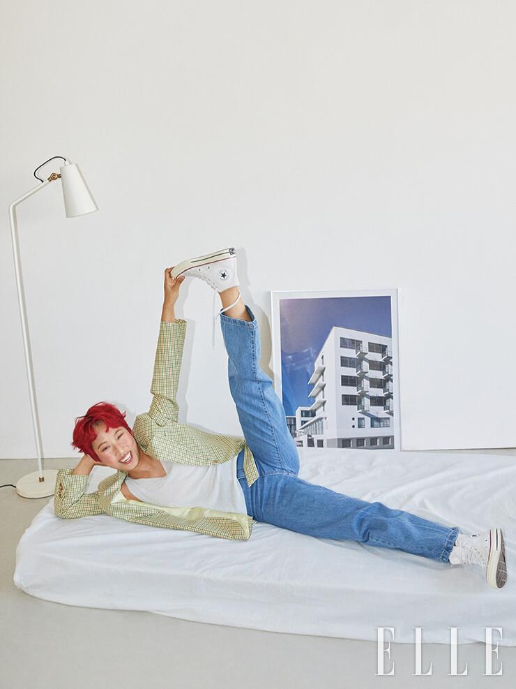 체크 패턴 재킷은 Heroine. 안에 입은 슬리브리스 셔츠는 Nine. 팬츠는 Mocobling. 슈즈는 Converse.