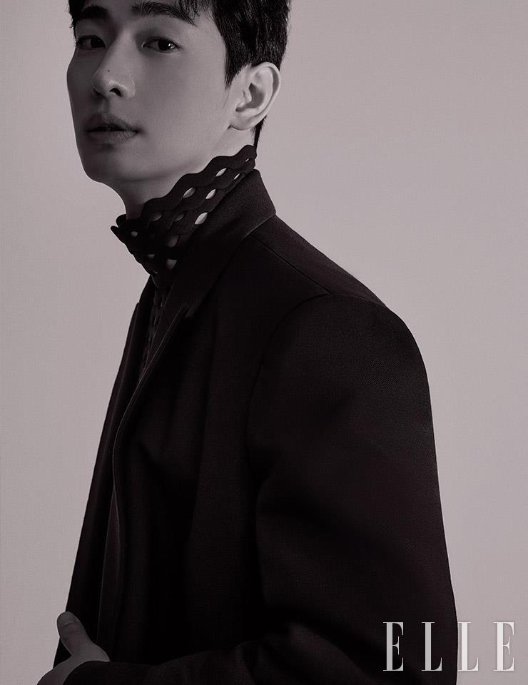 오버핏 수트와 시스루 톱은 모두 Valentino.