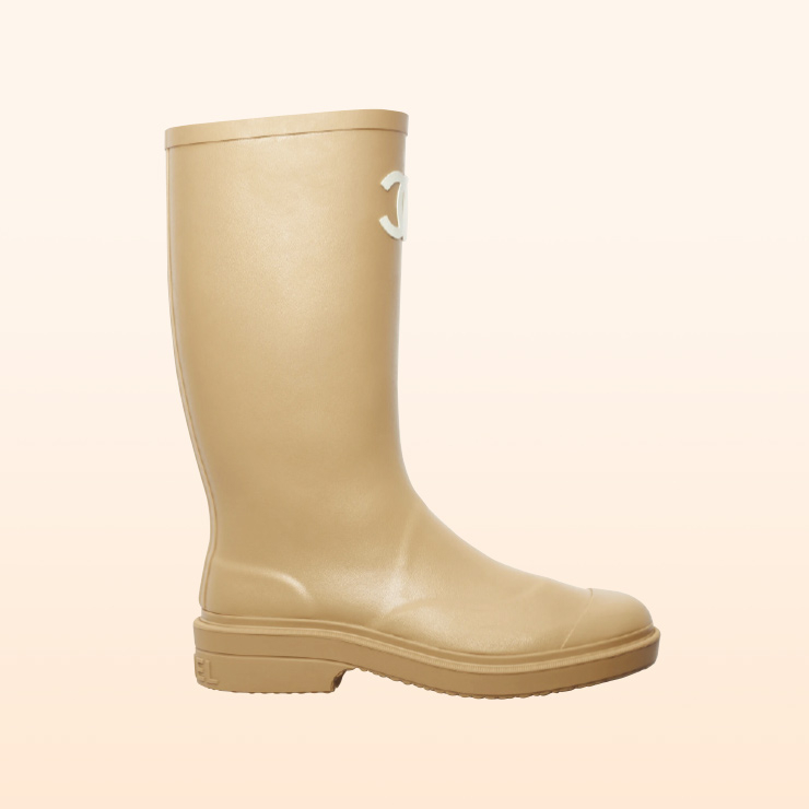 모래 컬러에 심플한 로고를 더한 롱 부츠는 가격 미정, Chanel.