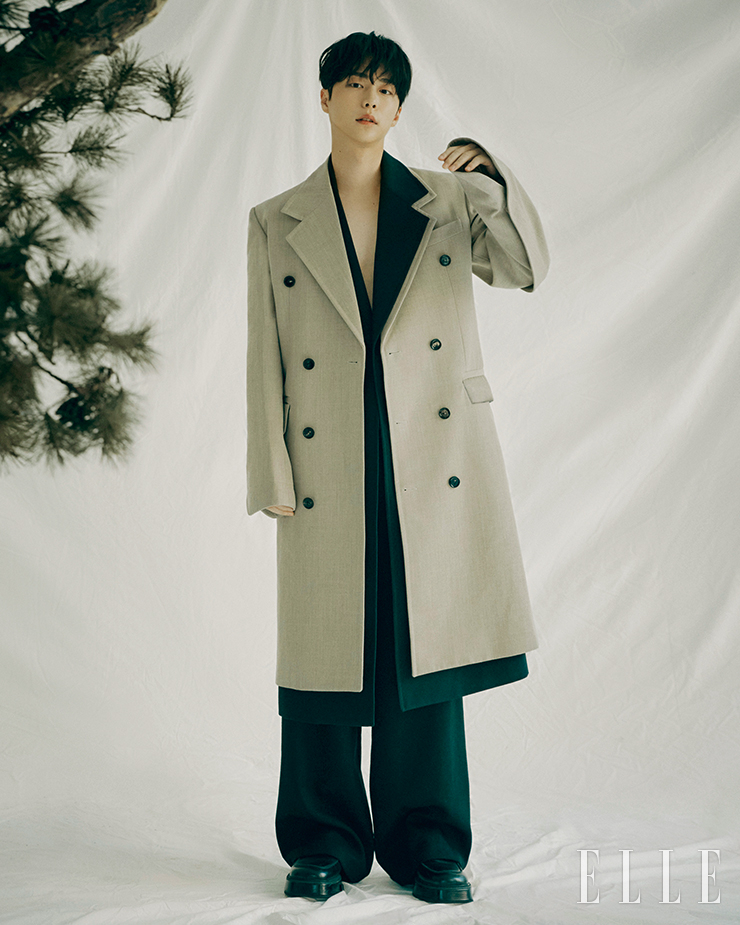 코트는 Bottega Veneta. 팬츠는 Recto. 슈즈는 Ami.