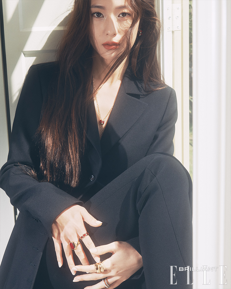  18K 로즈 골드에 파이로프 가닛을 세팅한 ‘이코니카’ 이어링, 펜던트에 파이로프 가닛을 더한 ‘이코니카’ 네크리스, (왼쪽부터) 스퀘어 가닛 장식의 ‘이코니카’ 링, 3개의 파이로프 가닛 장식의 ‘이코니카’ 링, 18K 로즈 골드의 ‘이코니카 라지’ 링, 18K 로즈 골드에 다이아몬드를 세팅한 ‘이코니카 미디엄’ 링, 18K 로즈 골드에 다이아몬드를 파베 세팅한 ‘이코니카’ 링, 18K 로즈 골드에 브라운 다이아몬드를 파베 세팅한 ‘이코니카’ 링은 모두 POMELLATO. 블랙 버튼 재킷은 BLUMARINE. 팬츠는 MASSIMO DUTTI.
