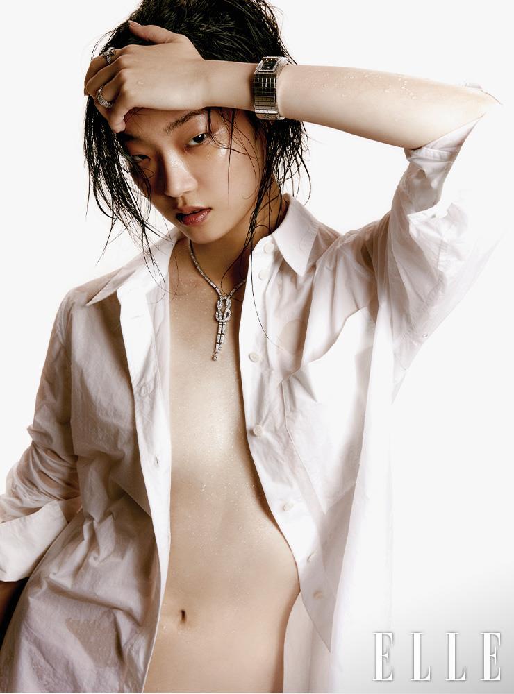 검지에 착용한 ‘T1 와이드 풀 다이아몬드’ 링은 가격 미정, Tiffany & Co. 약지에 낀 기하학적 형태의 ‘젬 디올’ 링은 가격 미정, Dior Fine Jewelry. 퀼팅 기법에서 영감을 얻은 스틸 브레이슬렛의 ‘코드 코코’ 워치는 가격 미정, Chanel Watches. 매듭 모티프의 ‘샹스 인피니’ 네크리스는 가격 미정, Fred. 화이트 셔츠는 10만5천원, Cos.