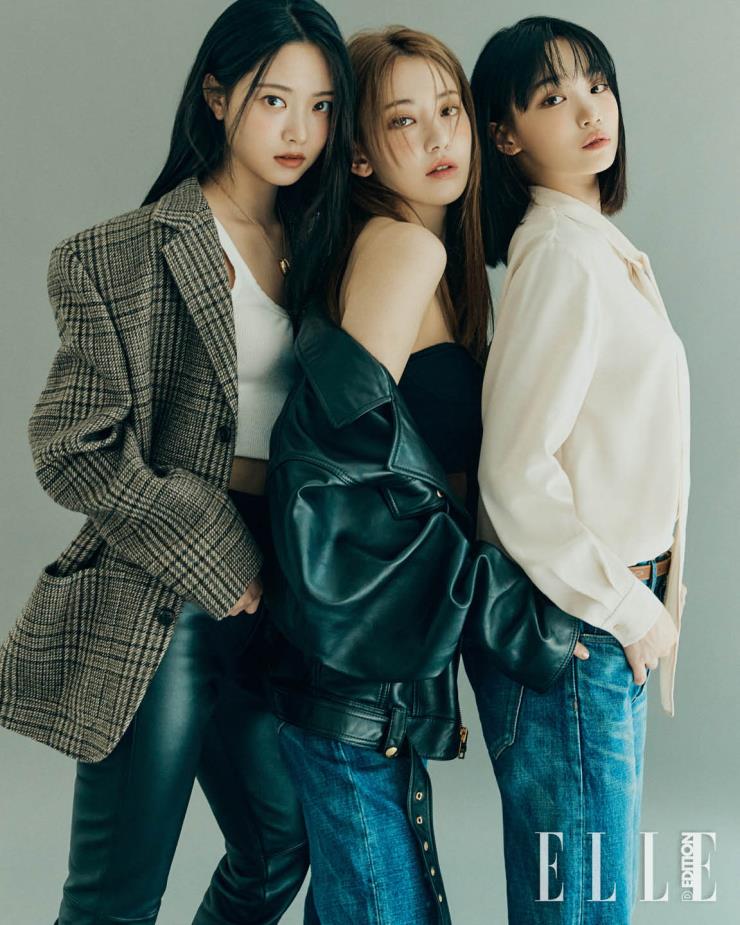 은채가 입은 체크패턴 재킷, 워싱이 들어간 데님팬츠, 모두 Celine, 화이트 톱은 스타일리스트 소장품. 사쿠라가 입은 빈티지 램스킨 바이커 재킷, 네이비 트리오페 언더피싱 실크 크롭톱, 워싱이 들어간 데님팬츠는 모두 Celine. 채원이 입은 실크 블라우스, 워싱이 들어간 데님팬츠, 착용한 브라운 가죽 벨트는 모두 Celine. 