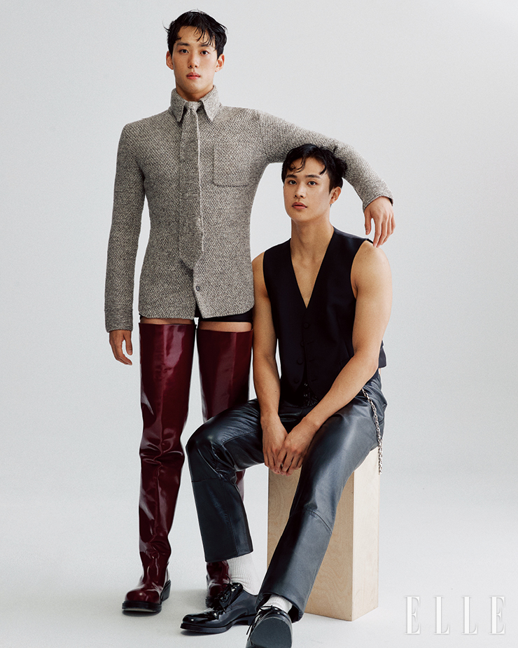 김건우가 입은 셔츠와 타이, 부츠는 모두 Bottega Veneta. 백인철이 입은 베스트는 Gucci. 팬츠는 Steven Meisel for Zara. 체인은 Stephen Webster. 슈즈는 Dolce & Gabbana.