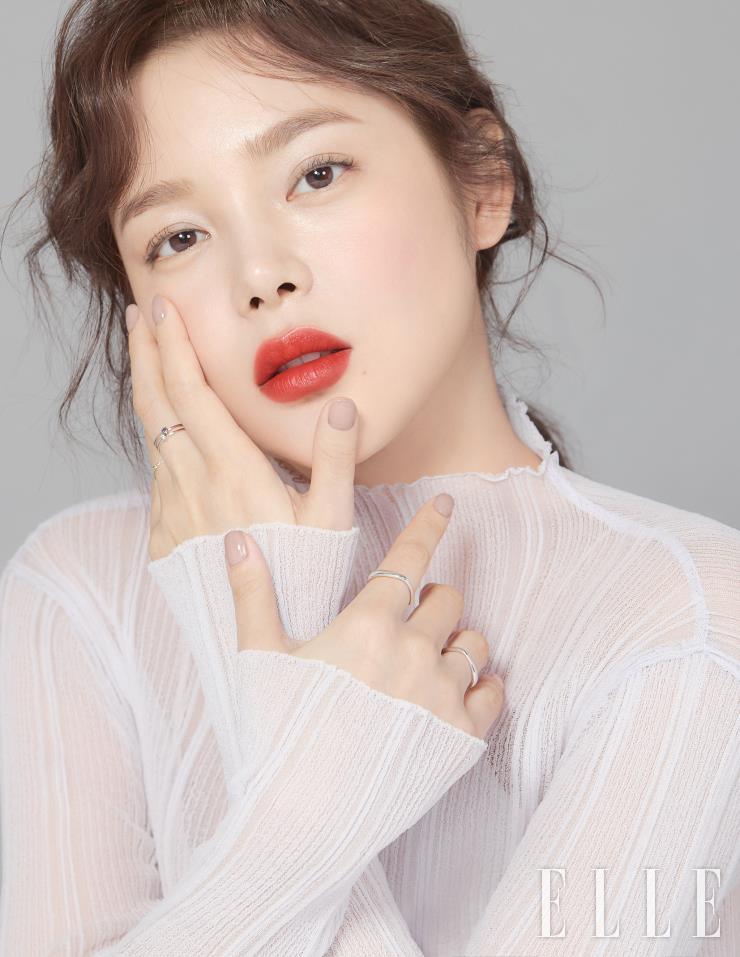 데어링리 디스팅트 립스틱 08 DELIGHTFUL 4g 4만3천원 치키 시크 블러셔 13 SHE COMES IN COLORS 4g 3만4천원