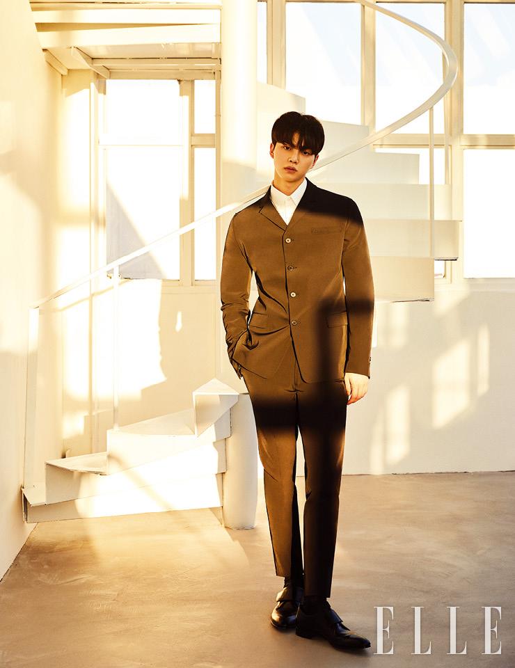 스리 버튼의 슬림한 수트와 화이트 셔츠, 더비 슈즈는 모두 Prada.