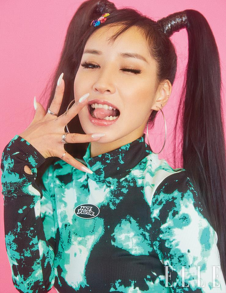 리안의 패턴 크롭트 톱은 H&M.