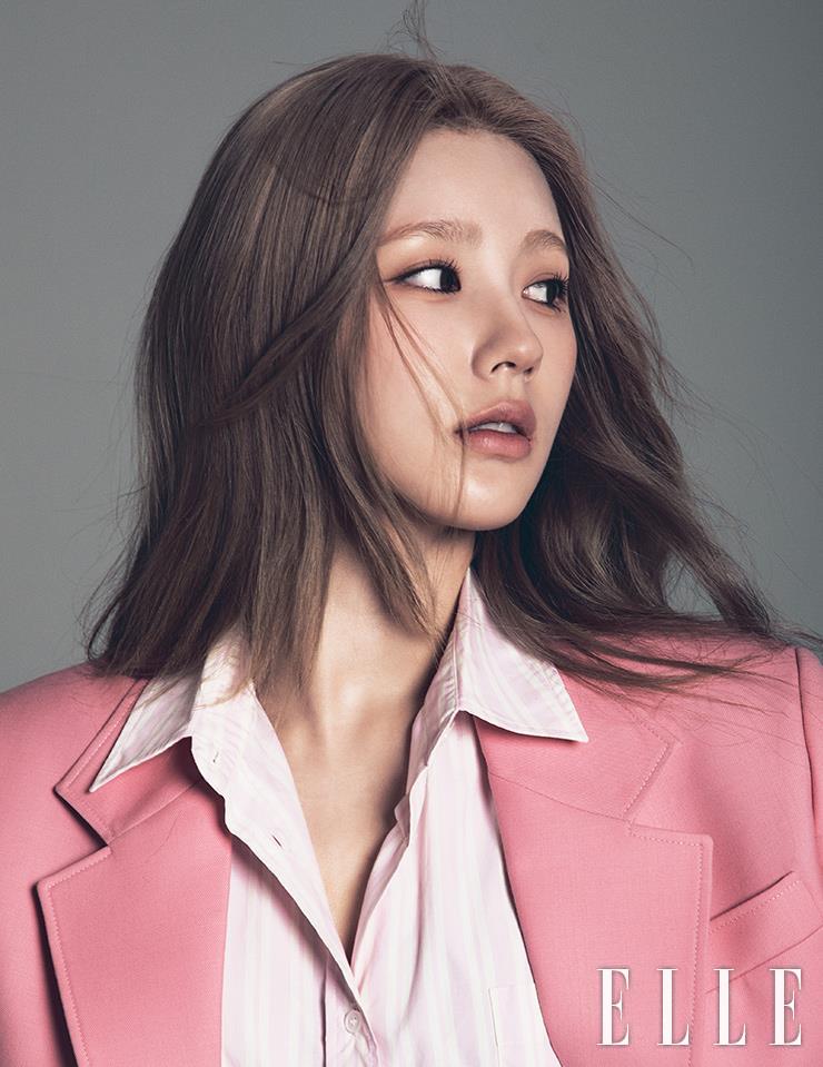 셔츠는 Maxmara Weekend. 재킷은 MiuMiu.