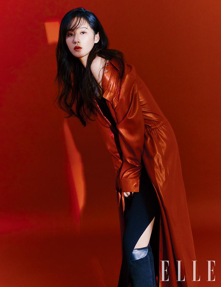 레드 원피스는 Boss Women. 블랙 튜브 톱 니트 원피스는 8 by Yoox. 부츠는 Aquazzura.