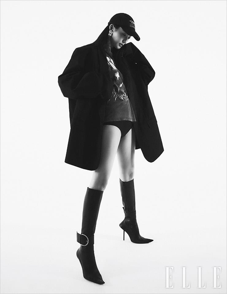 블랙 턱시도와 캡, 부츠는 모두 Balenciaga. 브리프는 Chanel. 이어링은 Saint Laurent by Anthony Vaccarello. 티셔츠는 스타일리스트 소장품.