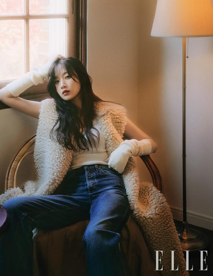 슬리브리스 톱과 데님 팬츠는 모두 Loewe. 베스트는 Chloé.