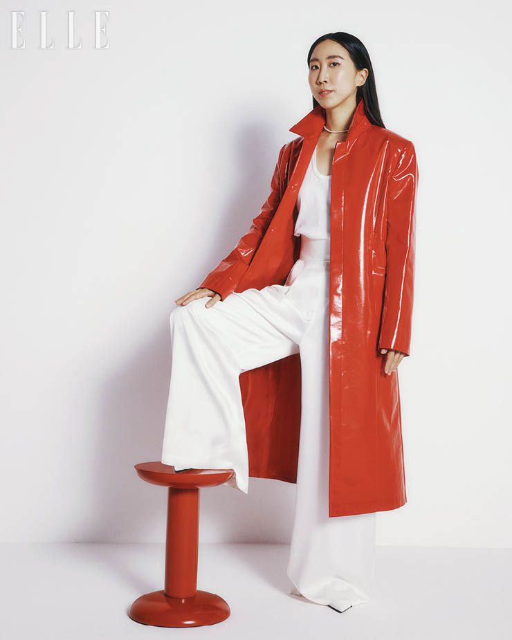 코트는 Labeless. 팬츠는 Dint. 이너 톱은 Marni. 슈즈와 네크리스는 모두 스타일리스트 소장품.