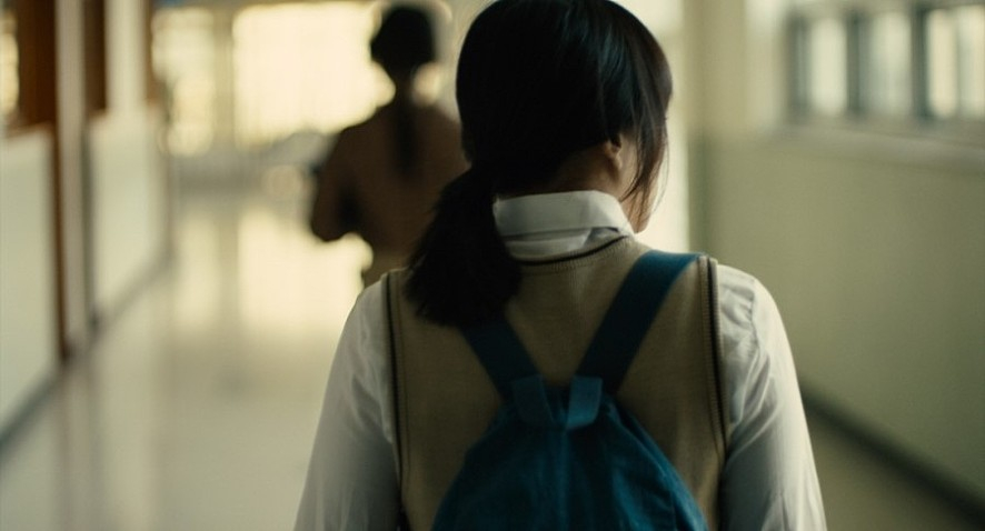 밀양 사건을 바탕으로 한 영화 <한공주> 스틸 중. 당시 41명의 가해자와 70명의 추가 공범자들 중 처벌받은 남학생은 30명이었다. 당초 밀양 사건을 수사한 울산 남부경찰서는 44명의 피의자들 중 13명만을 구속 수사하고 나머지는 훈방조치했다.