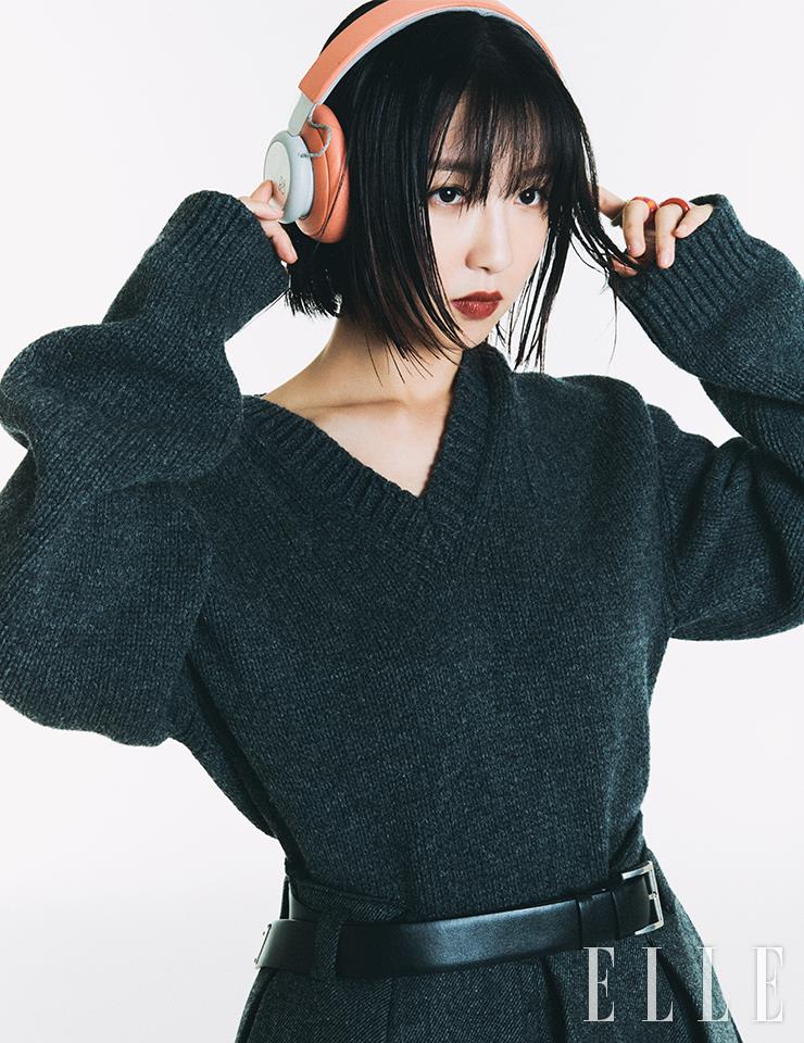 그레이 니트 톱과 그레이 스커트는 모두 Prada.