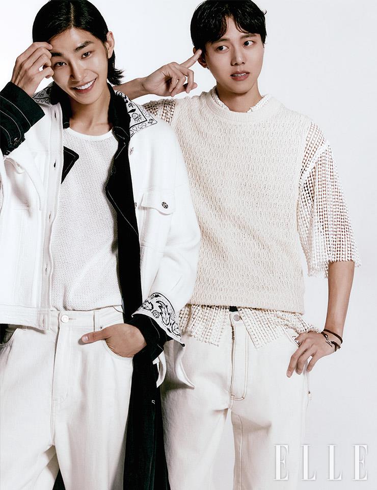 우재가 입은 크로셰 셔츠는 STU. 성글게 짠 니트 베스트는 Lit. 브레이슬렛은 Bulletto. 재영이 입은 화이트 니트 재킷은 Barrie. 이너 웨어로 입은 블랙 시스루 트렌치코트는 Kimseoryong. 화이트 니트 톱은 Boss Men. 화이트 팬츠는 Juun. J.