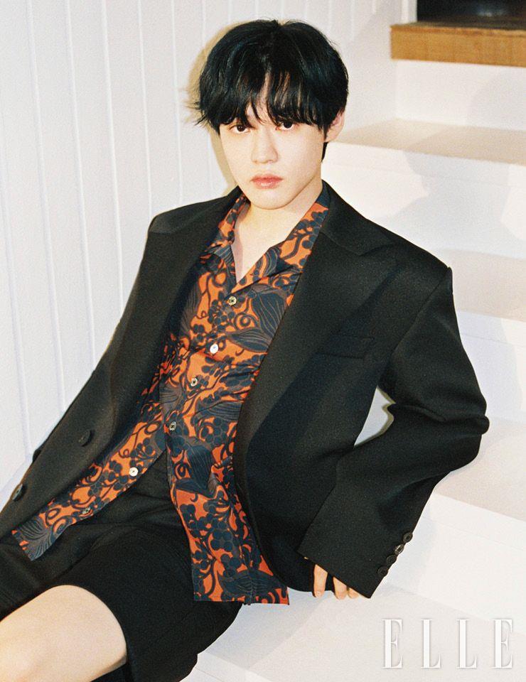 재킷과 셔츠, 팬츠는 모두 Wooyoungmi.