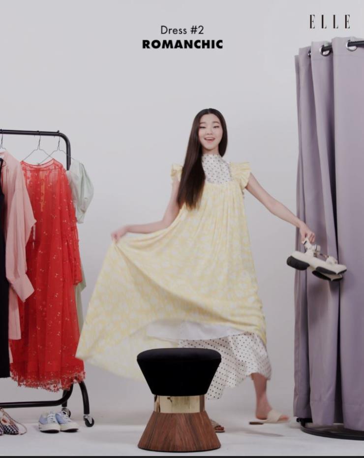 러플 숄더 드레스 Romanchic. 레이어링한 도트 패턴 홀터넥 드레스는 Zara.