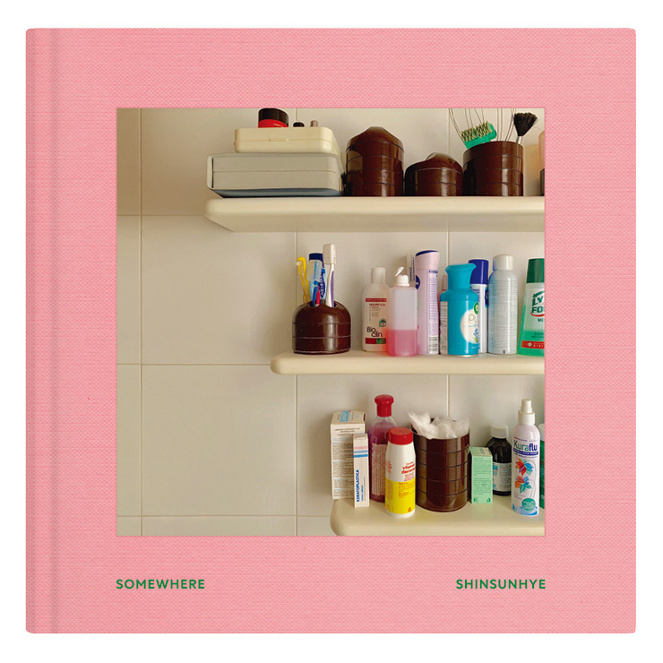 신선혜의 <Somewhere> 표지와 수록된 사진들. 책을 펼친 이들이 ’좋아하는 영화 스틸 컷을 보고 영화 내용을 기억하거나 상상하는 느낌을 받았으면 좋겠다“는 게 사진가의 바람이다. 