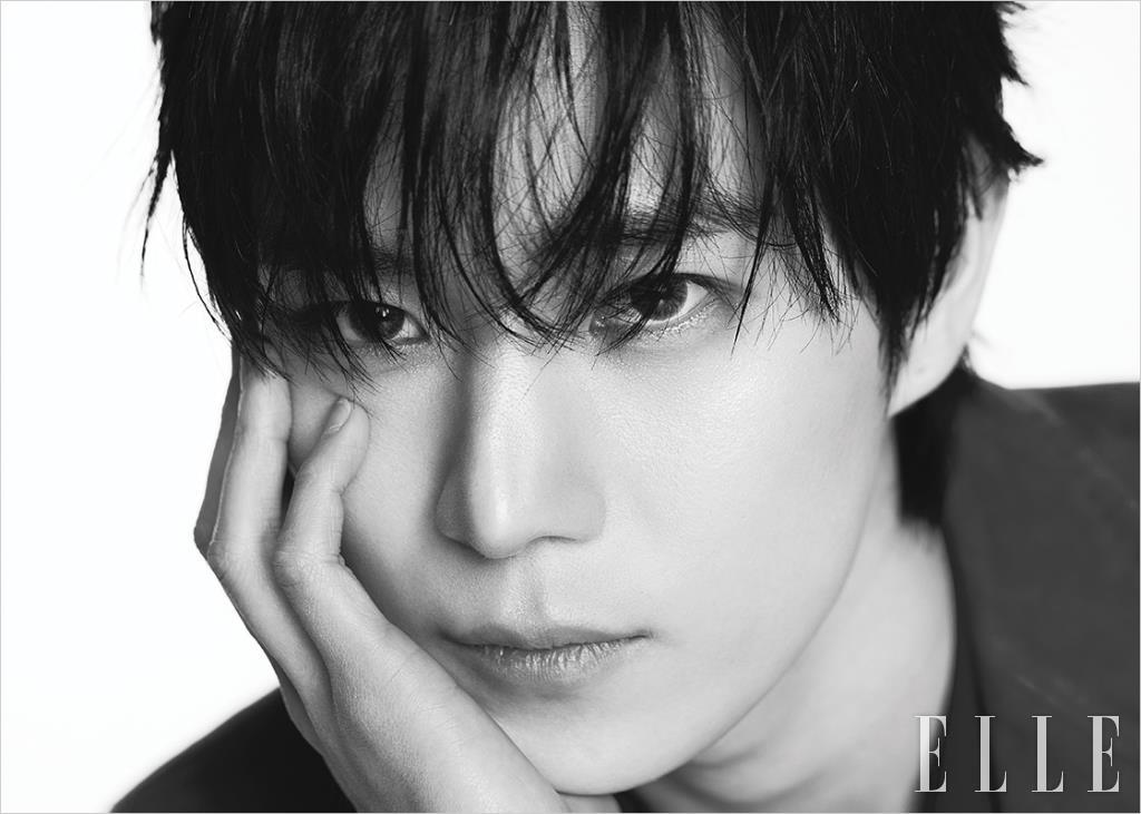 재킷과 셔츠는 모두 Kimseoryong.