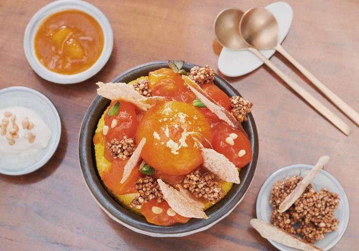 ©parkhyattseoul 파크하얏트 서울의 여름철 인기 메뉴 홍시 빙수. 단호박 식혜 얼음, 도라지 정과, 홍시 아이스크림