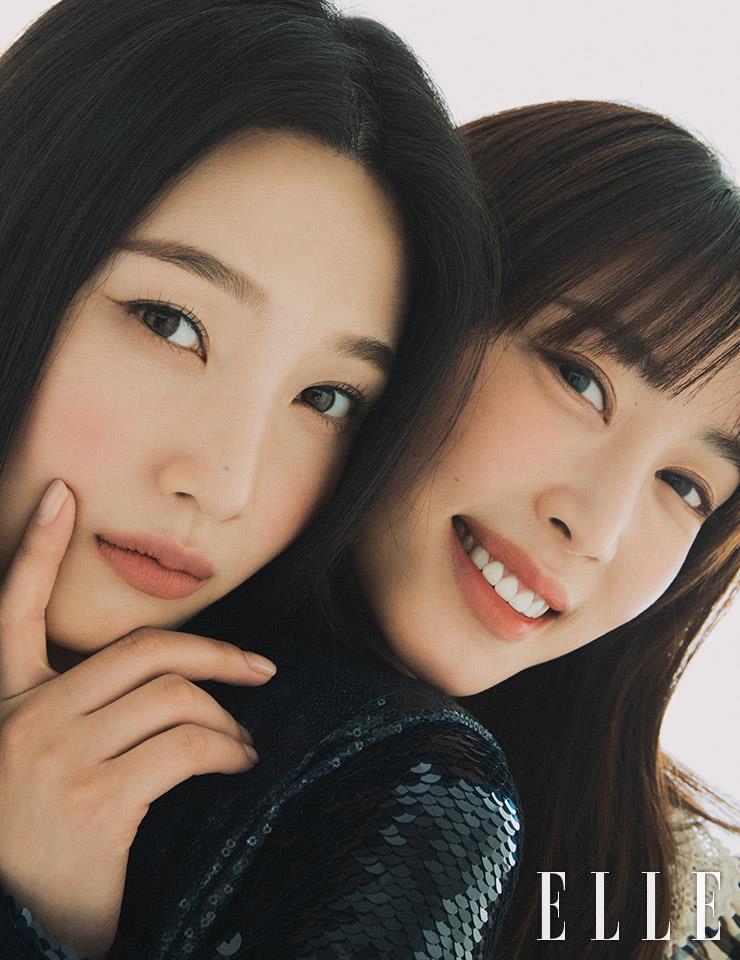 수영이 입은 네이비 컬러 시퀸 드레스는 Fendi. 예원이 입은 체크 패턴 드레스는 Rokh.
